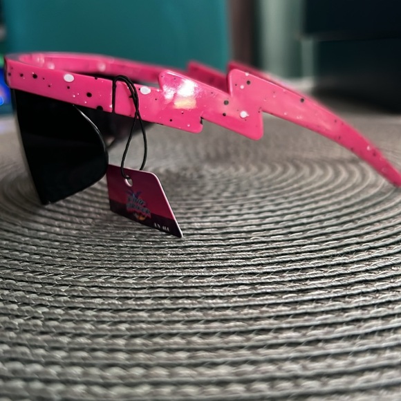 😎 KS Retro Sunglasses - Picture 3 of 4